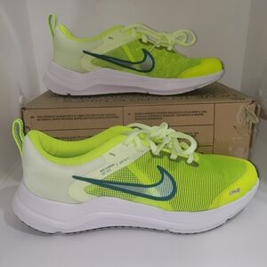 Nike Downshifter Youth Size 4 Running Shoe Loafers Casual Comfort.